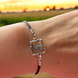 Beni Unutma Çiçeği - Bileklik, açık gri ip, kare çerçeve